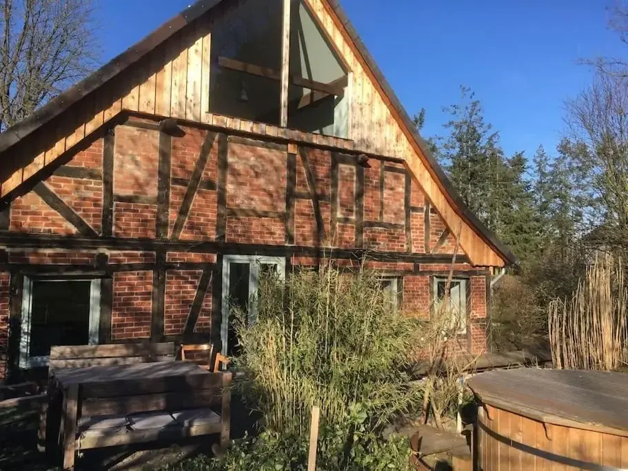 Moderne Küche im Bauernhaus mit Dunstabzug und Ofen